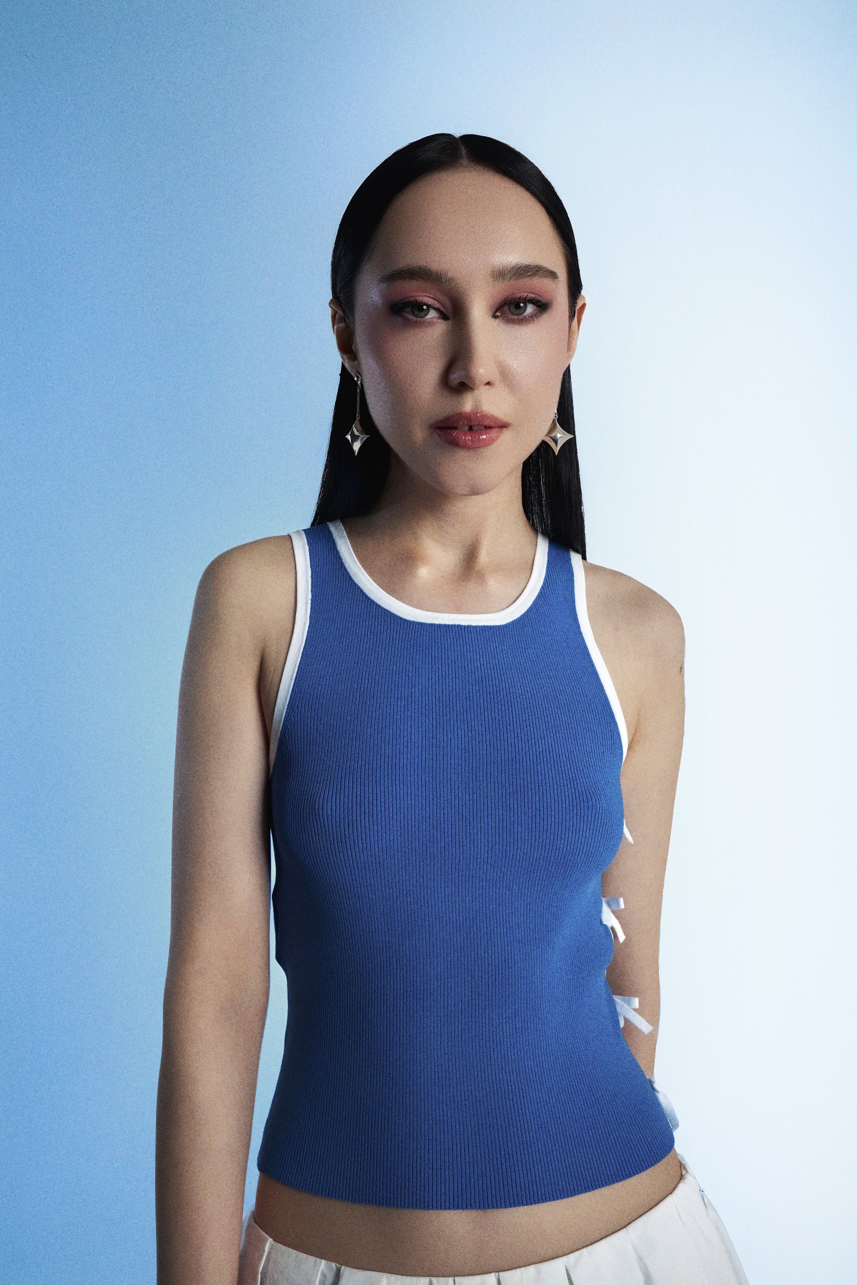 wiszace-kolczyki-vivi-srebro-925-minimalistyczne-modelka